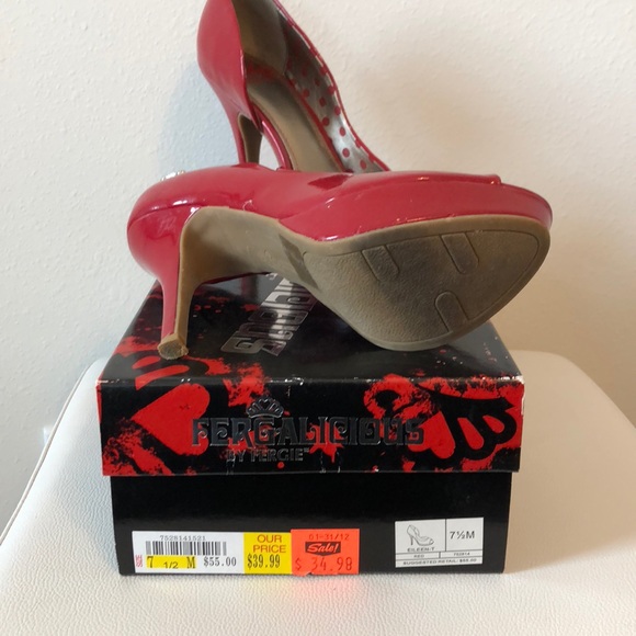 Red 👠 Heels! - Picture 3 of 3